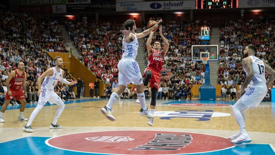 Pol Figueras llança a cistella durant el Bàsquet Girona-Reial Madrid a Fontajau.  | ACB PHOTO/SERGI GERONÈS