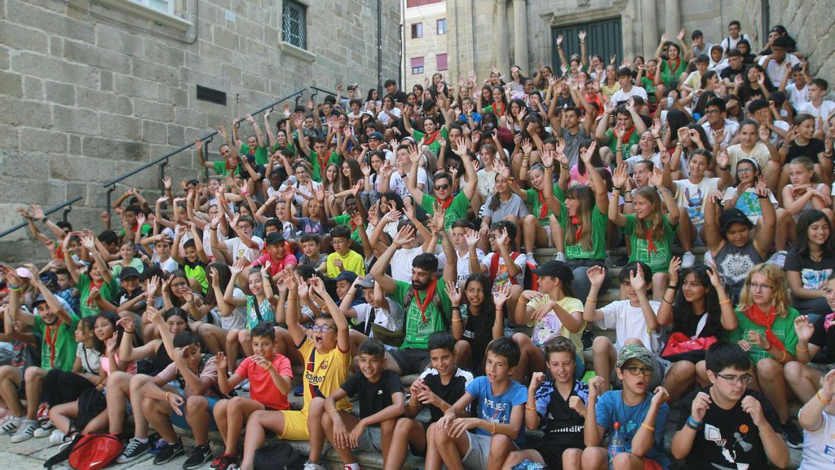 Los participantes del campamento, en las escaleras de la Iglesia de Santa María Nai.   | // IÑAKI OSORIO