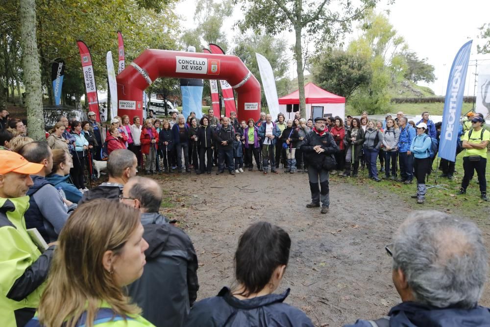 Decenas de personas participan en el Trail Montes de Vigo, con dos recorridos en el entorno del Monte dos Pozos de 23 y 13 kilómetros. También se celebró una andaina de 7 kilómetros.