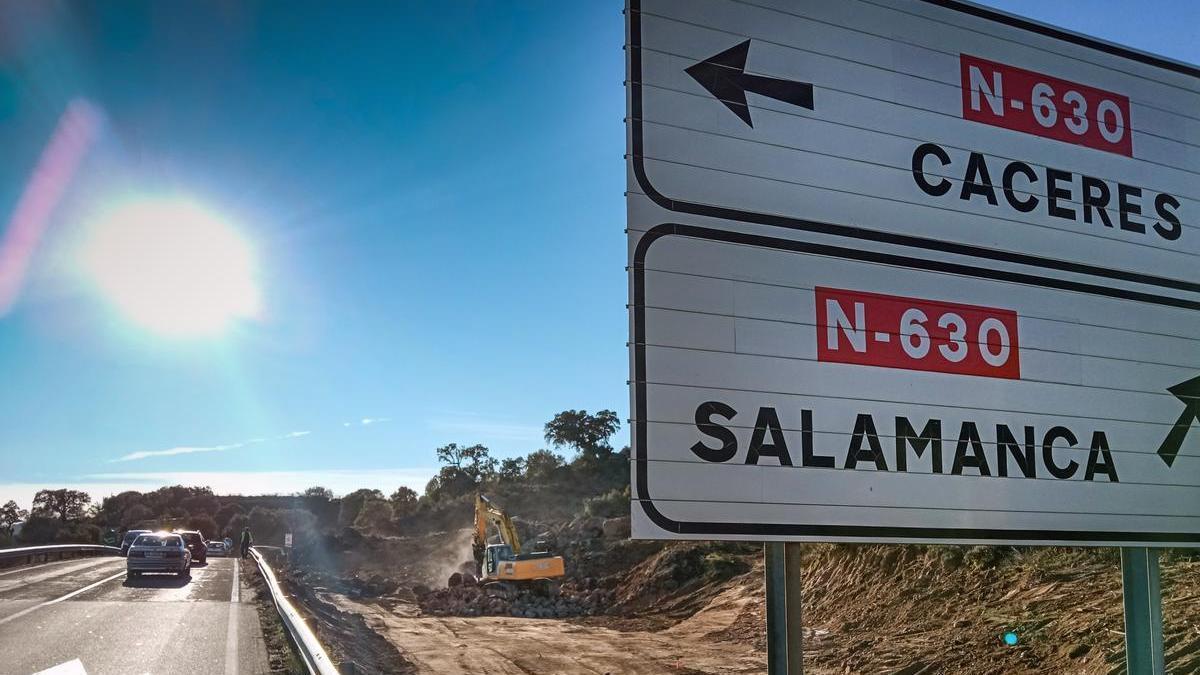 Una máquina, ya trabajando en el desmonte para la nueva rotonda del acceso norte.