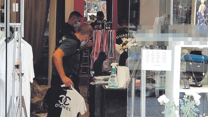 Guardia Civil bei der Inspektion einer Boutique in Port d&#039;Andratx.