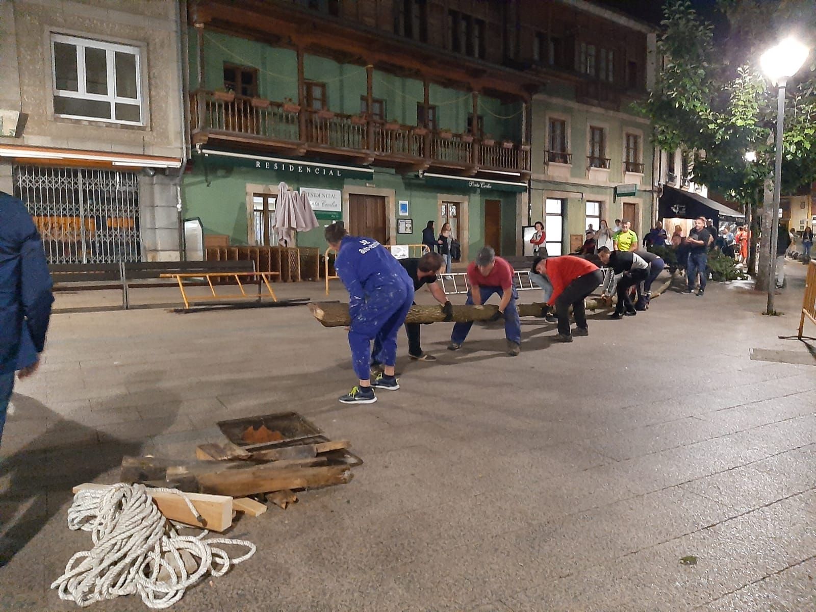 Los casados de la Pola plantan el roble: así ha sido la víspera de San Pedro