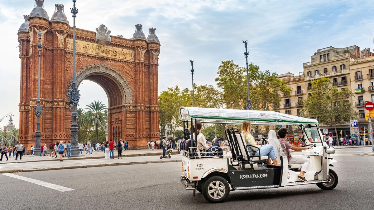 Un vehículo de EcoTukTuk de 'tour' por Barcelona