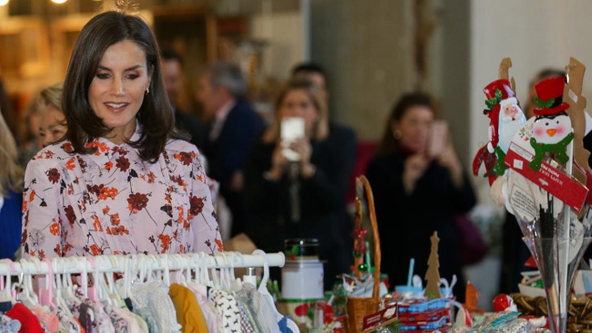 La reina Letizia con un vestido de flores para invierno