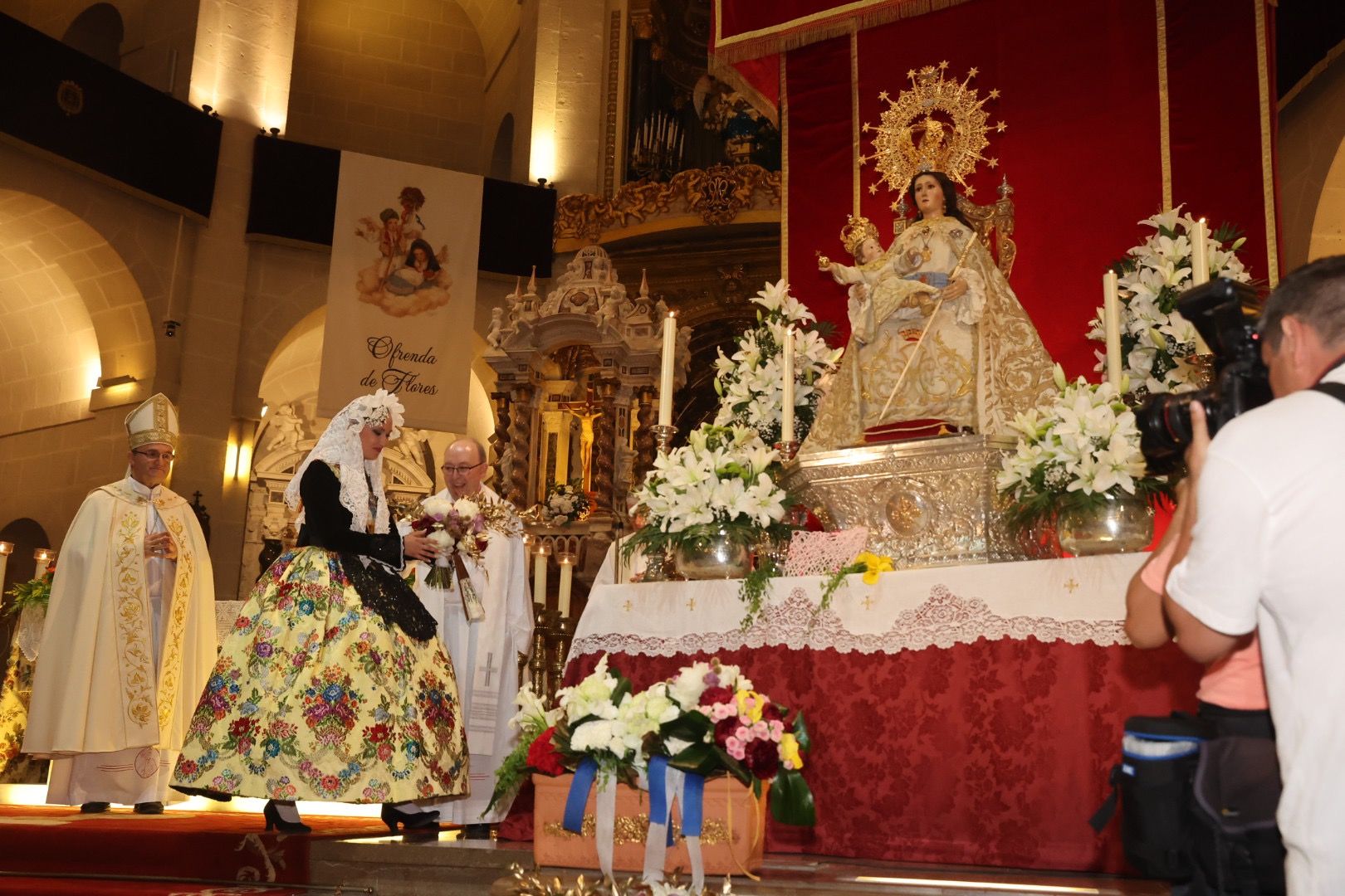 Carmen, Nerea y las dos cortes rematan la Ofrenda de Alicante