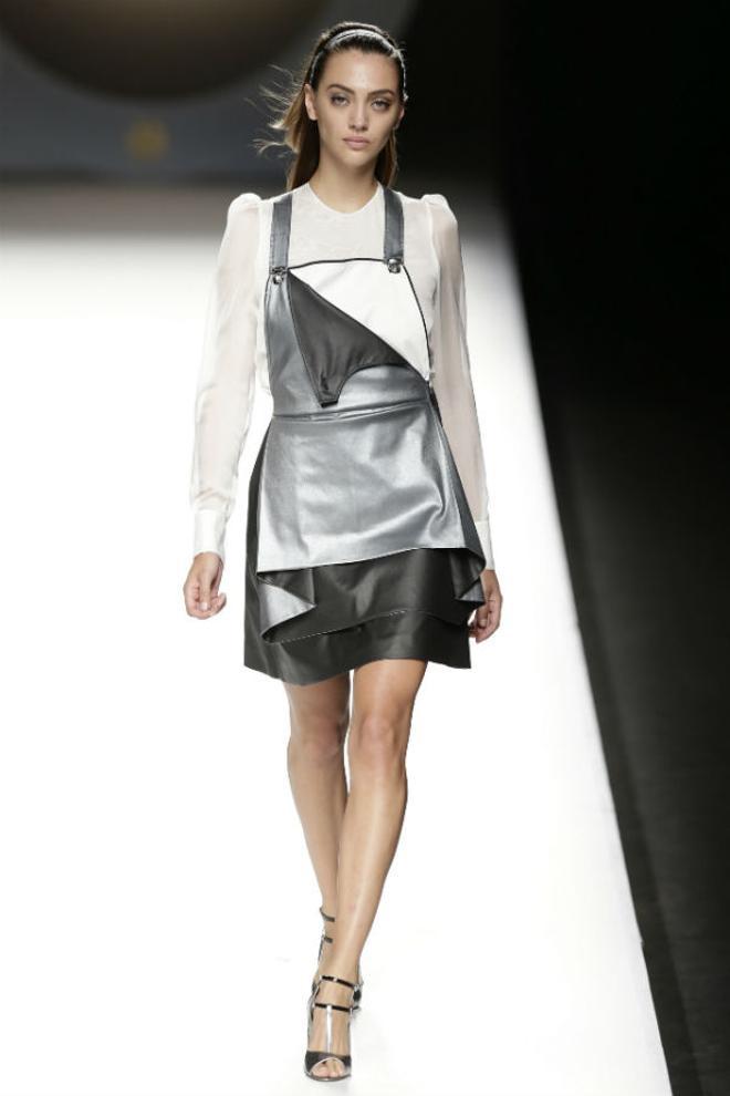 Desfile primavera verano de Ion Fiz en MBFWM: peto metalizado