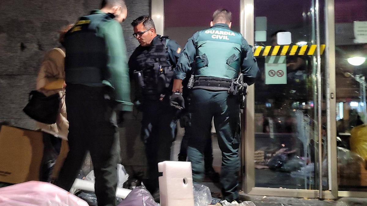 La Guardia Civil delante del Concello de Cangas en la noche del lunes.