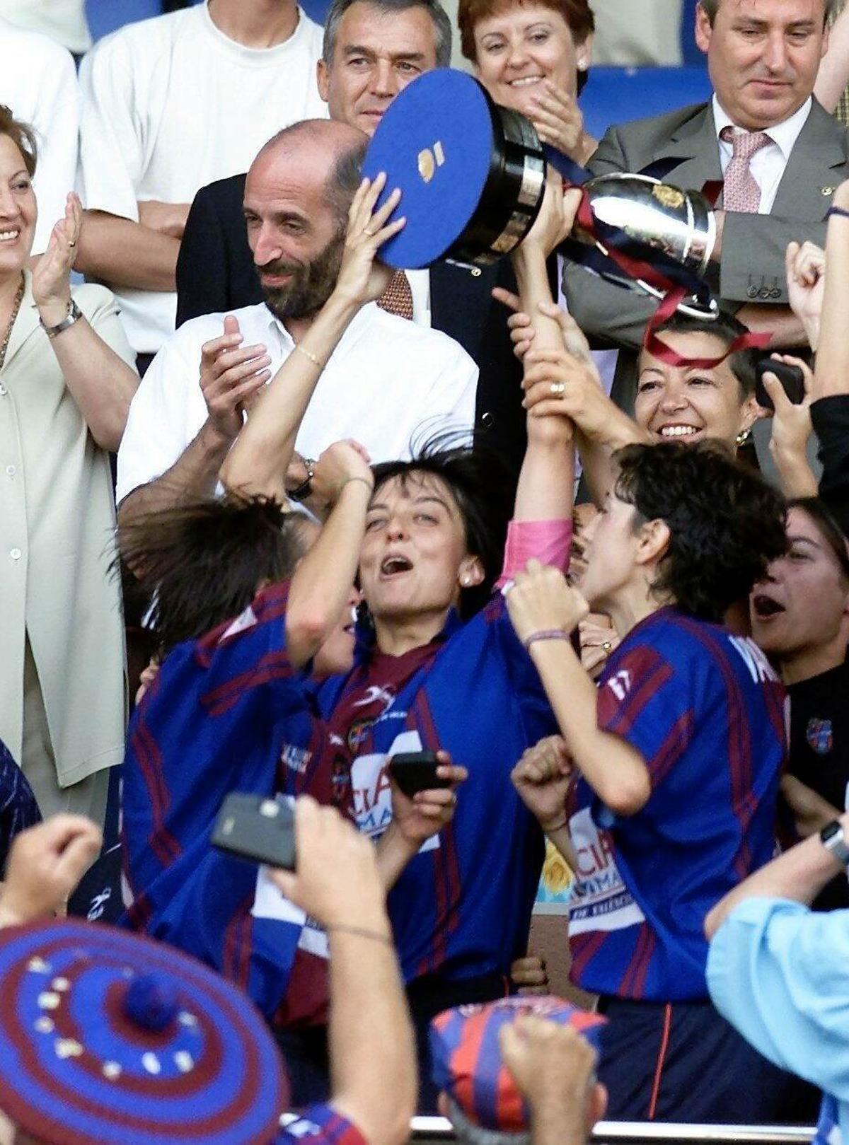 Tere Saurí, levantando una Copa con el Levante UD