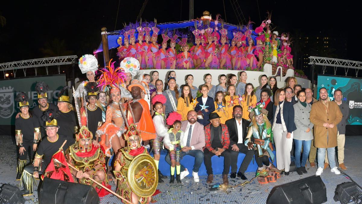 Fotografía de familia de los participantes en gala inaugural de Puerto de la Cruz la noche del jueves.