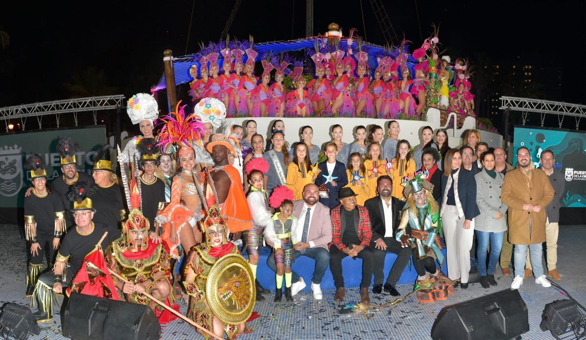 Fotografía de familia de los participantes en gala inaugural de Puerto de la Cruz la noche del jueves.