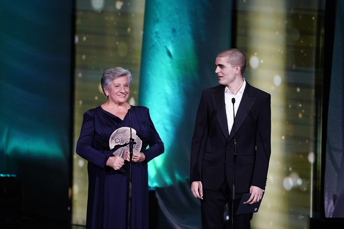 Los espectadores María Soledad Sanz y Óscar Ricbour entregan un premio durante la gala de la 31 edición de los Premios José María Forqué, en el Palacio Municipal de IFEMA, a 13 de diciembre de 2025, en Madrid (España). Los Premios Cinematográficos José María Forqué, conocidos como ‘Premios Forqué’, fueron creados en 1996 por la Entidad de Gestión de Derechos de los Productores Audiovisuales (Egeda) para honrar la memoria de José María Forqué, figura en la cinematografía española y primer presidente de Egeda. EGEDA creó el premio con el objetivo de difundir la importancia de la industria audiovisual española e impulsar la figura del productor cinematográfico. 13 DICIEMBRE 2025 A. Pérez Meca / Europa Press 13/12/2025. María Soledad Sanz;Óscar Ricbour;;A. Pérez Meca;category_code_sho;