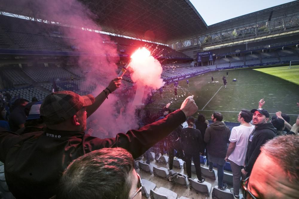 Los oviedistas apoyana a su equipo antes del derbi