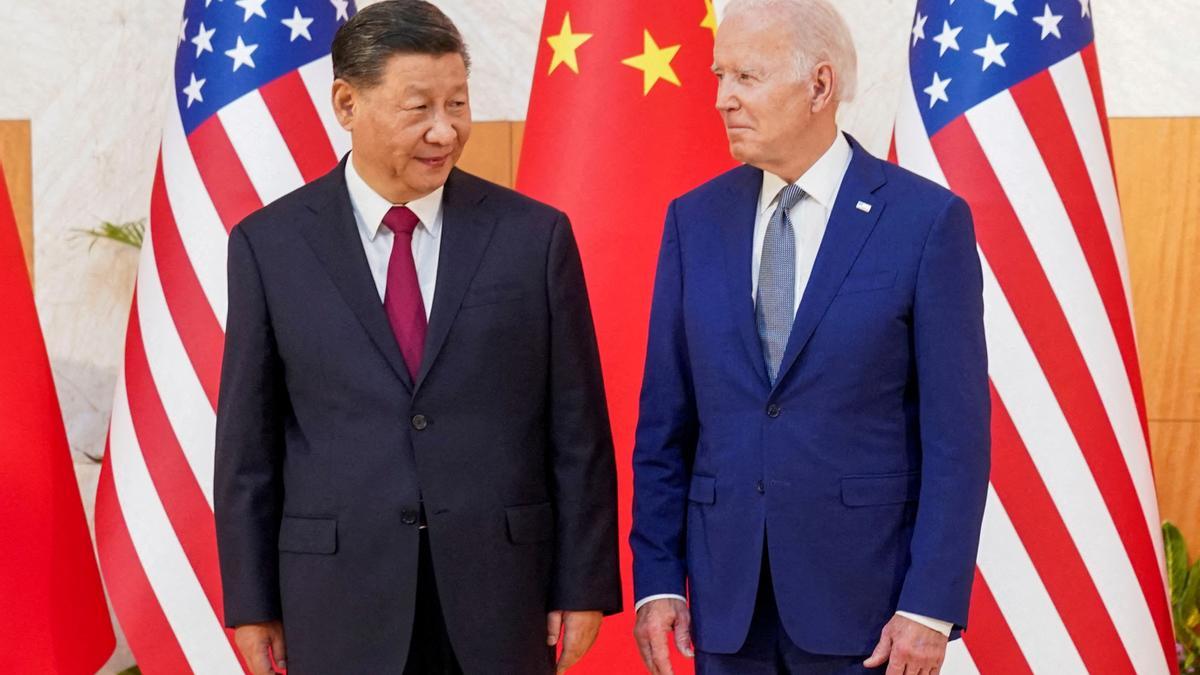 El presidente chino, Xi Jinping, y el de EEUU, Joe Biden, durante el encuentro que mantuvieron en los márgenes de la cumbre del G20 de Bali, el pasado 14 de noviembre.
