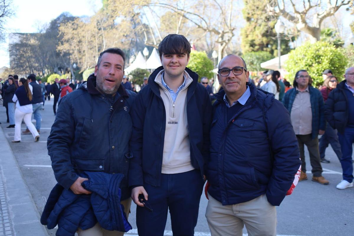 El joven novillero Diego Ibáñez junto a su padre y a Santana.