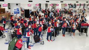 La expedición española, en el aeropuerto de Tokio.