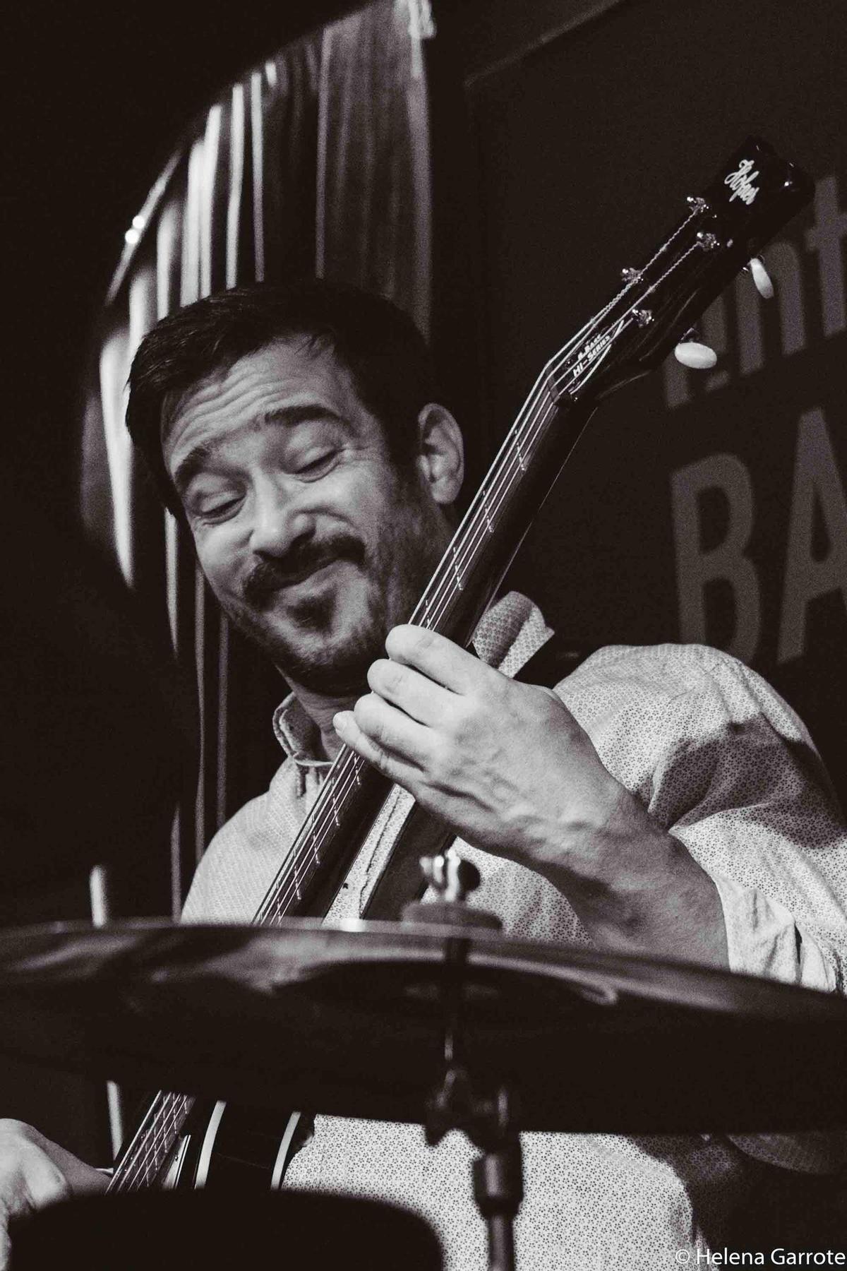 Ovidio López Trío llena de jazz íntimo Entre Bambalinas en Alicante