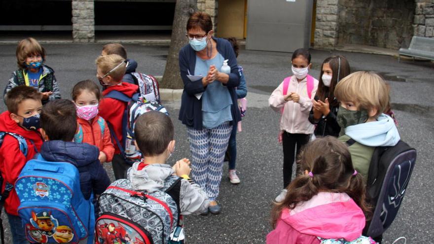 Pla obert d&#039;un grup de classe de l&#039;Escola Andorrana de Sant Julià de Lòria (Andorra) fent el rentat de mans al pati i abans d&#039;entrar en el primer dia de curs escolar