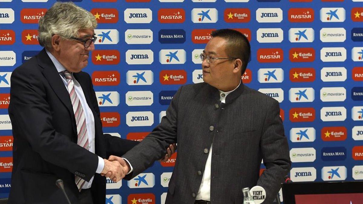 Sánchez Llibre saluda a Chen Yansheng en la rueda de prensa realizada tras el traspaso de acciones del Espanyol.