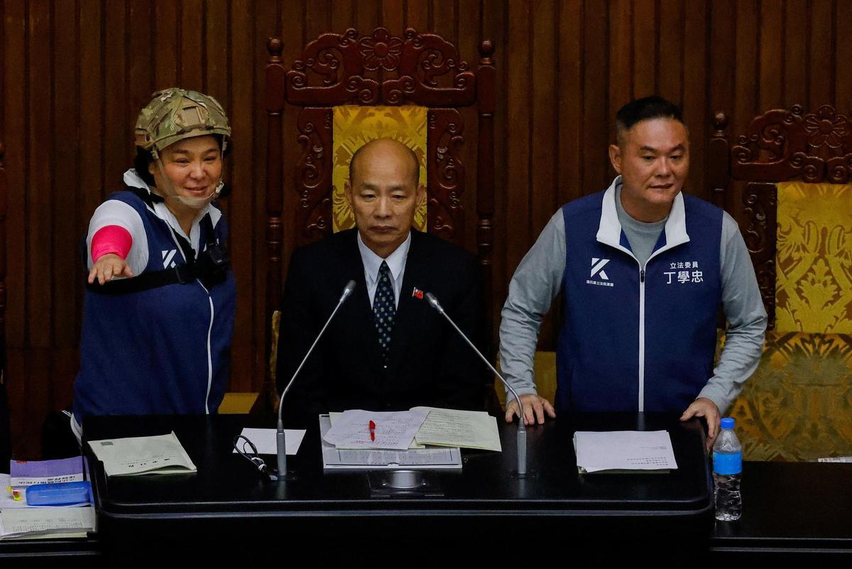 Golpes y protestas en el Parlamento taiwanés por polémicas reformas legislativas