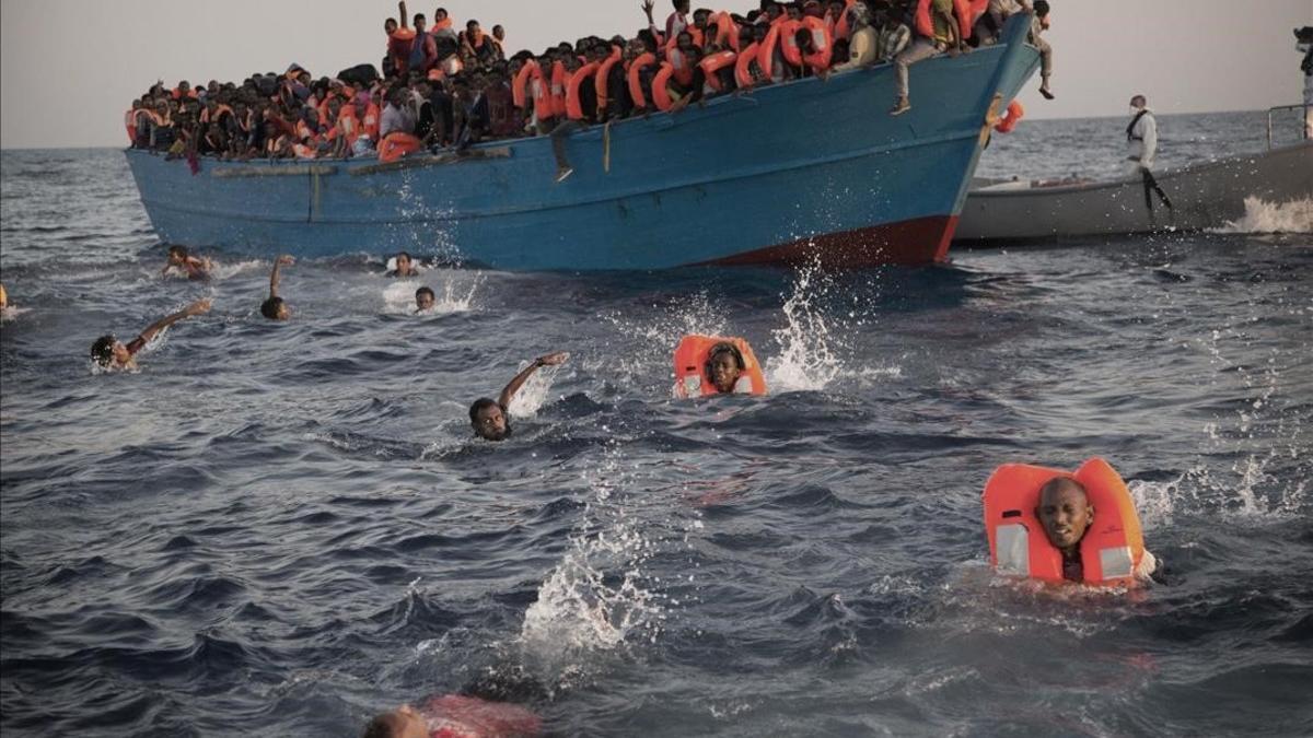 jcarbo35318568 migrants  most of them from eritrea  jump into the water fro160829193252