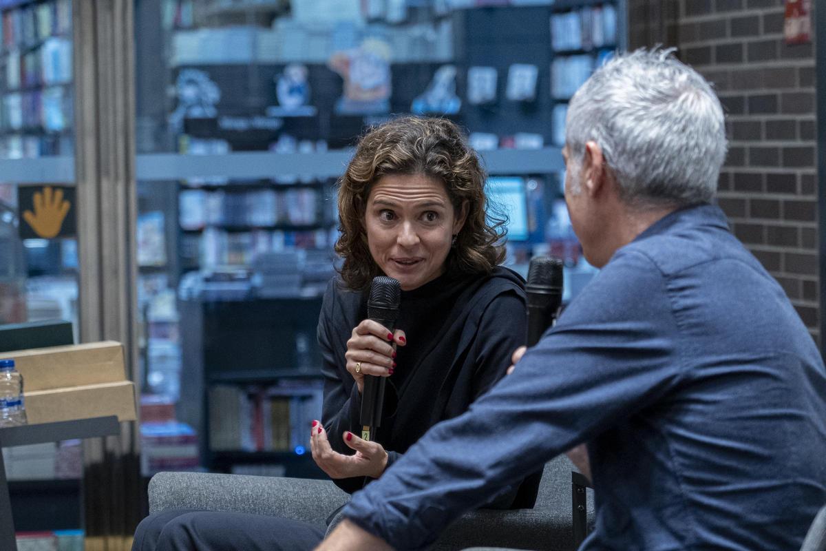 Maria Macaya conversa con el periodista Albert Om, en la presentación del libro ‘Yoga ensible al trauma’