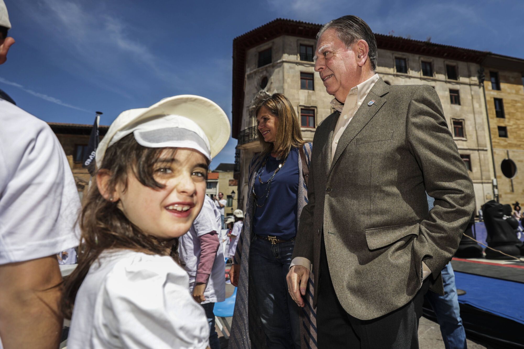 EN IMÁGENES: Torneo escolar de ajedrez gigante en la plaza de la catedral de Oviedo