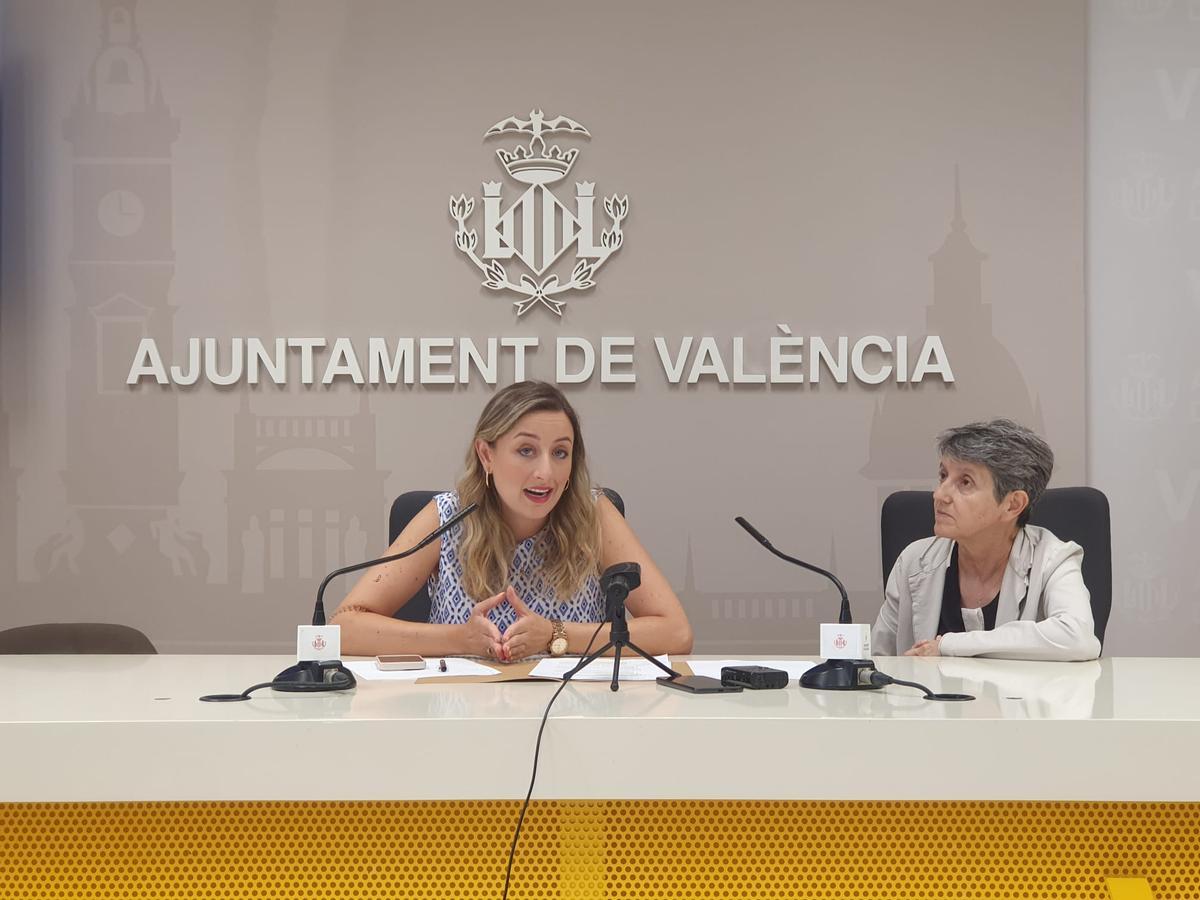 La concejala de Deportes Rocío Gil, junto a María Ángeles Vidal, directora gerente de la Fundación Deportiva Municipal de Valencia.