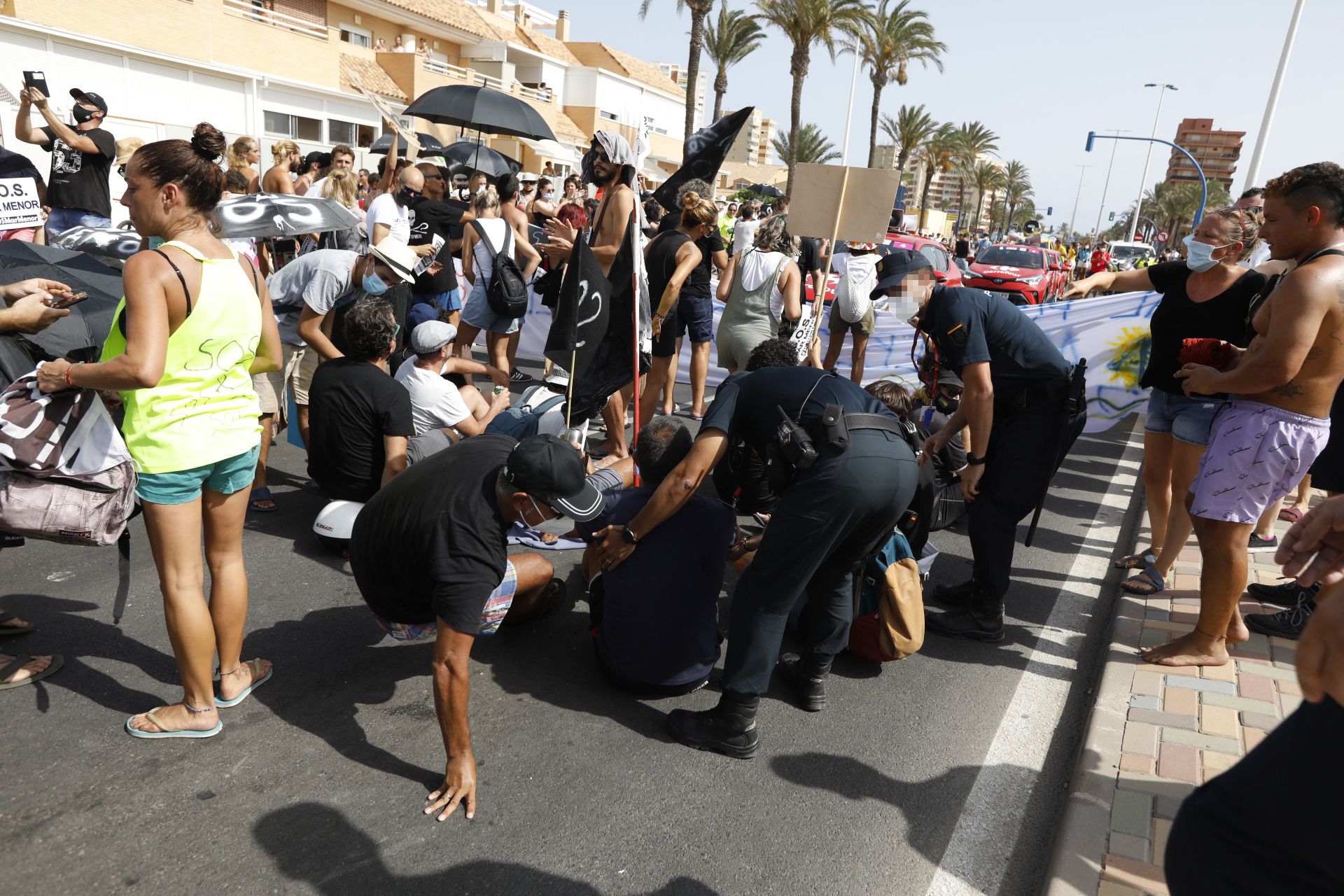 Protestas de vecinos del Mar Menor al inicio de La Manga