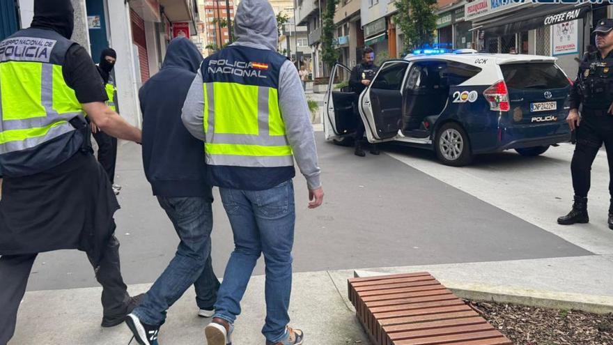 Imagen de una de la detenciones ayer en la calle Ramón Cabanillas. | Policía Nacional