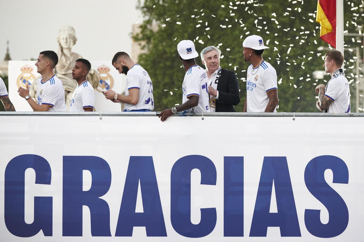 El entrenador del Real Madrid, Carlo Ancelotti (c), junto a sus jugadores a su llegada a la plaza de Cibeles, en Madrid, para celebrar el campeonato de Liga tras vencer al RCD Espanyol en el partido disputado en el estadio Santiago Bernabéu. EFE/Luca Piergiovanni