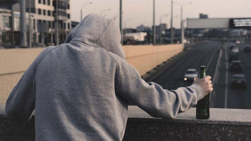 Localizan en la playa a un niño de 13 años con un coma etílico