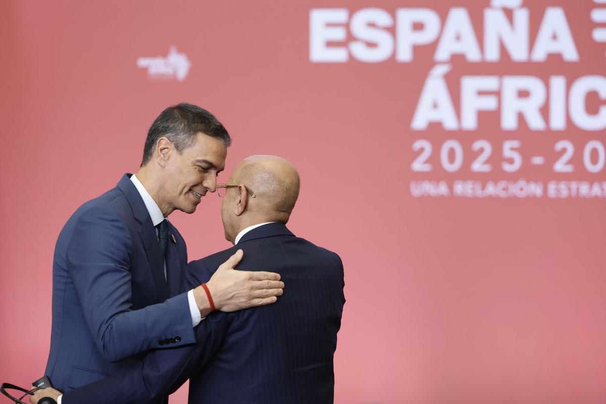 MADRID, 05/12/2024.- El presidente del Gobierno, Pedro Sánchez y el presidente de Mauritania, Mohamed Ould Ghazouani durante la presentación de la Estrategia España-África 2025-2028, este jueves en el Palacio de la Moncloa, en Madrid.
