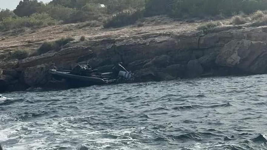 VÍDEO: Una lancha se estampa contra la costa de Ibiza tras perder el control