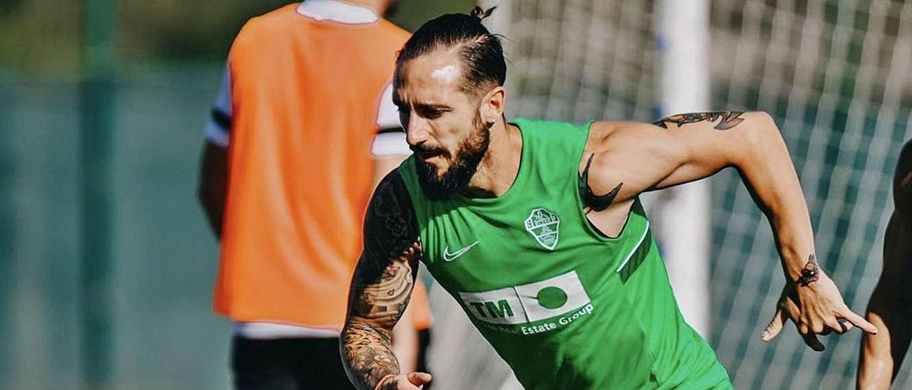 Cifu durante uno de los entrenamientos con el Elche en Algorfa. |