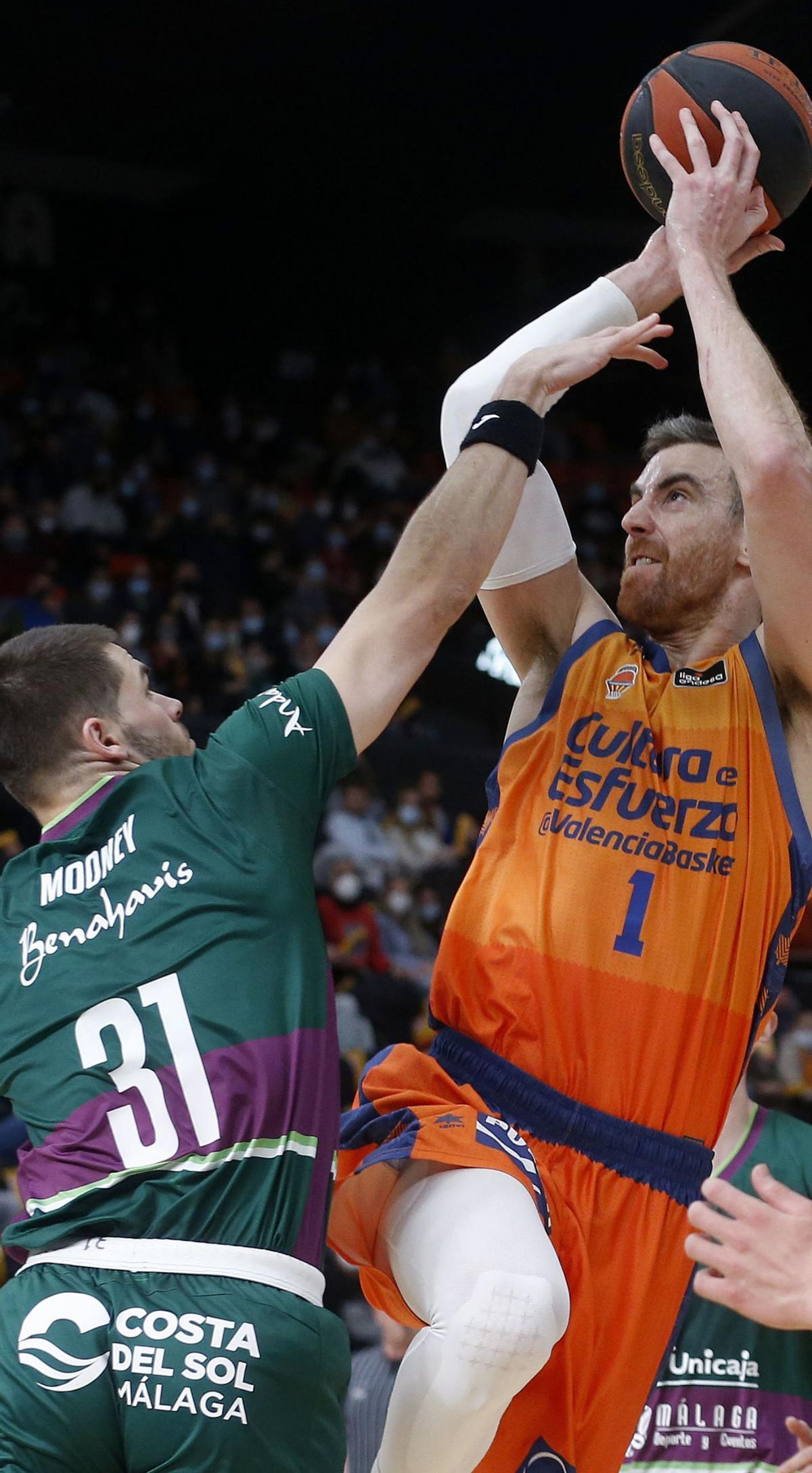 Víctor Claver intenta lanzar a canasta durante el partido de ayer en La Fonteta.  | EFE/MIGUEL ÁNGEL POLO