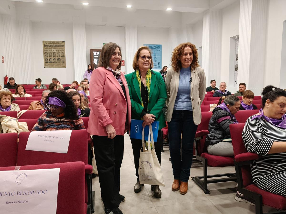 La secretaria general de CCOO de Córdoba, Marina Borrego; la presidenta del Imdeec, Blanca Torrent, y la secretaria general de CCOO de Andalucía, Nuria López.
