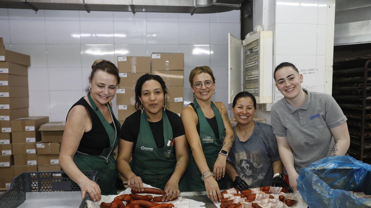 Por la izquierda, Esther Casero, Patricia Adellán, Jennyfer Fernández, Mari Bolaños y Mara Suárez en la Panadería Casero.