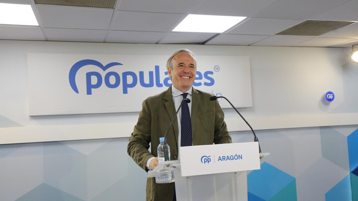 Jorge Azcón, en su comparecencia ante los medios en la sede del PP en Zaragoza.