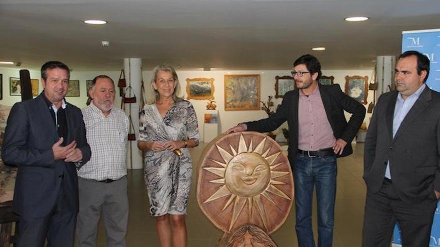 El artista Ángel Granados, ayer con Víctor González, Francisca Caracuel y Félix Lozano, en la inauguración de su muestra.