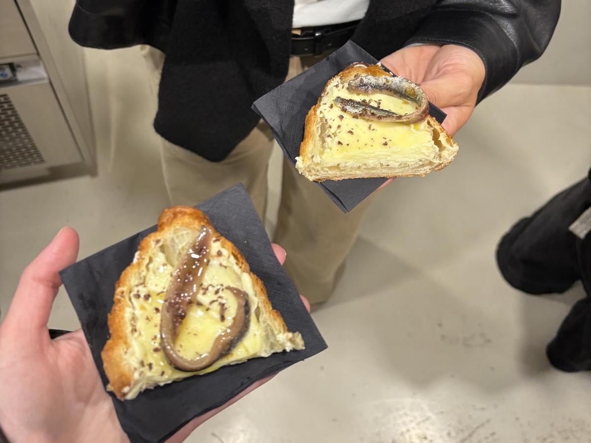 La tapa de croissant amb mantega, anxova i xocolata.