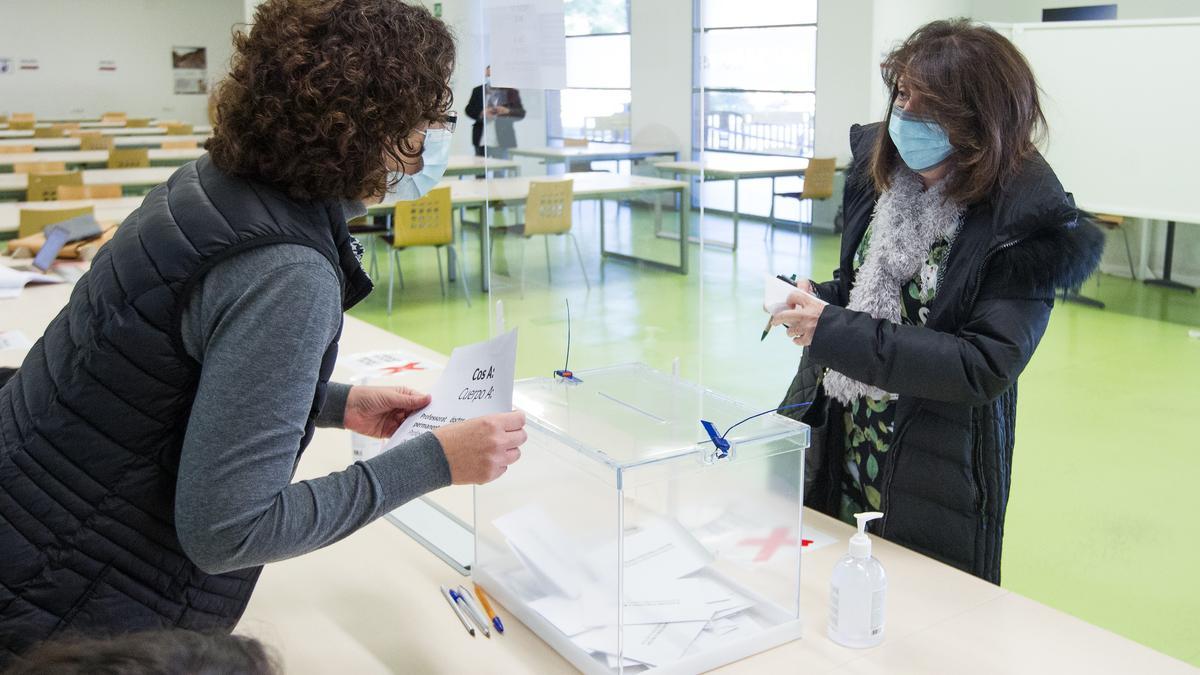 Los catedráticos Amparo Navarro y José Vicente Cabezuelo se disputan este jueves el Rectorado de la UA