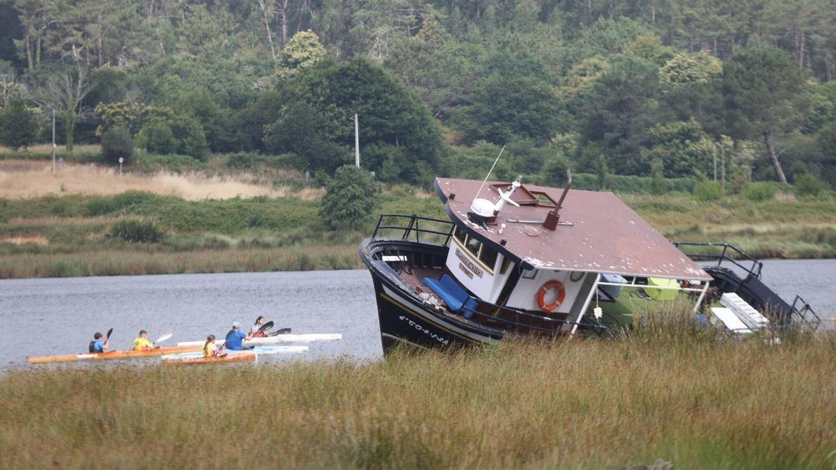 Encalla un barco de turismo náutico en los meandros del río Ulla, a la altura de Catoira