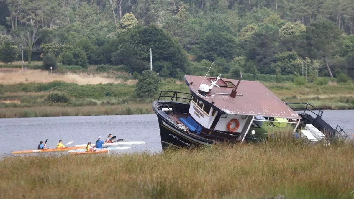 Encalla un barco de turismo náutico sin pasajeros a bordo en los meandros del río Ulla