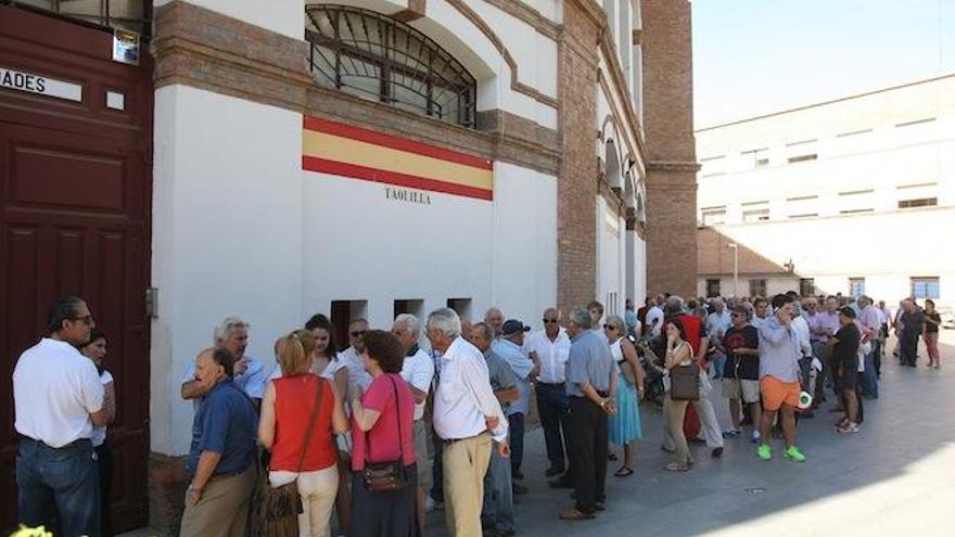 Imagen de archivo de colas en La Malagueta para comprar entradas.