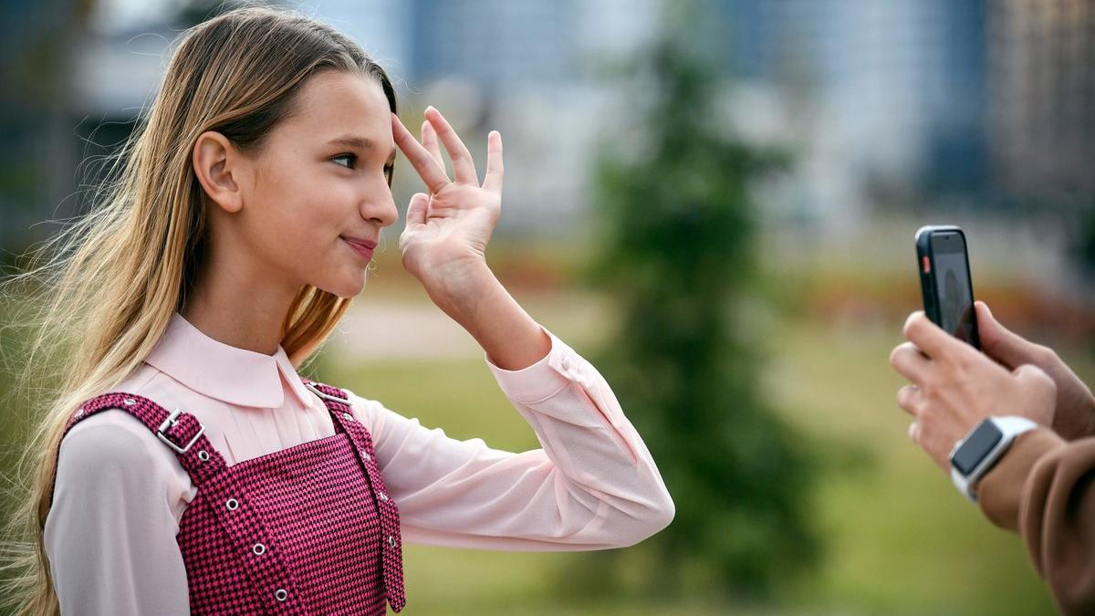 La joven bloguera Liza Anokhina graba un nuevo 'post' en un parque de Moscú.