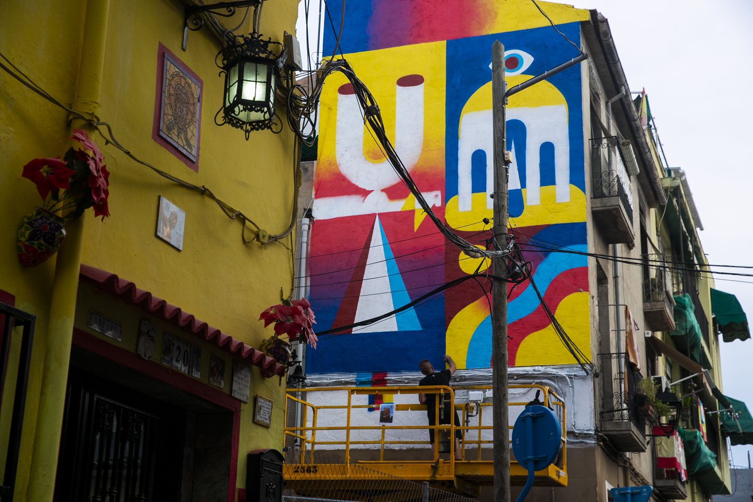 Cinco artistas urbanos llenan de murales el barrio de San Antón de Alicante