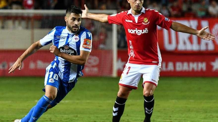 Carles Gil conduce la pelota ayer ante el Nàstic.