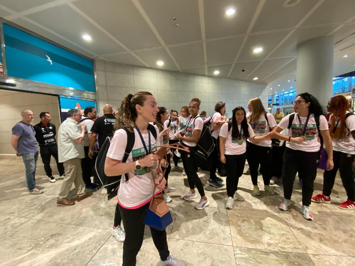 Las jugadoras del Atticgo, con la camiseta conmemorativa, a su llegada al aeropuerto Alicante-Elche Miguel Hernández