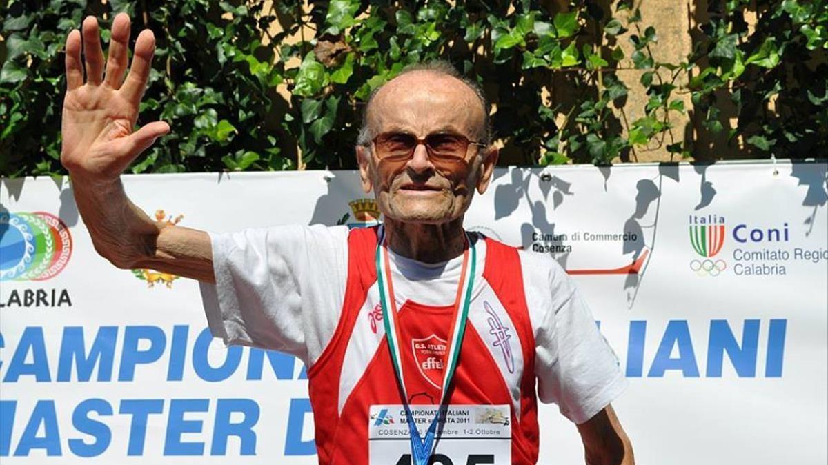 El atleta Giuseppe Ottaviani (102 años), tras culminar una carrera. El atleta Giuseppe Ottaviani (102 años), tras culminar una carrera.