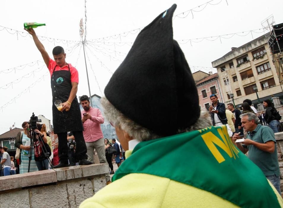 Concurso de escanciadores del Festival de la sidra de Nava